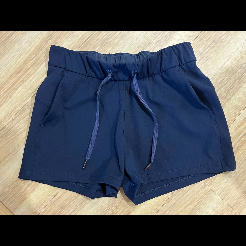 LIKE NEW Lululemon On the Fly Short 2.5 - True Navy - Sz 4